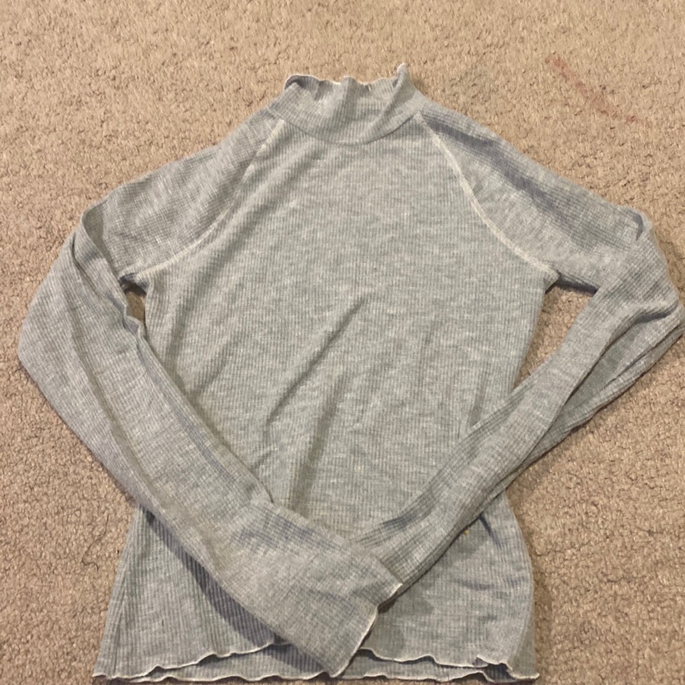 Grey athletic tight fit mock turtleneck 🩶🦇